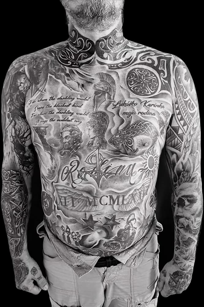 PLEŠO TATTOO — zatetovaný trup: hruď, brucho a polynézske rukávy