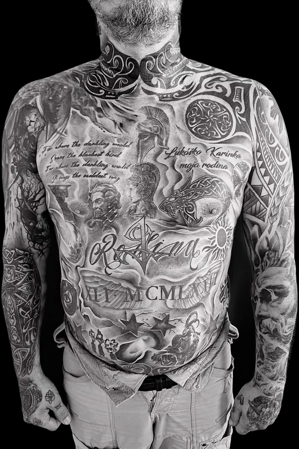 PLEŠO TATTOO — zatetovaný trup: hruď, brucho a polynézske rukávy