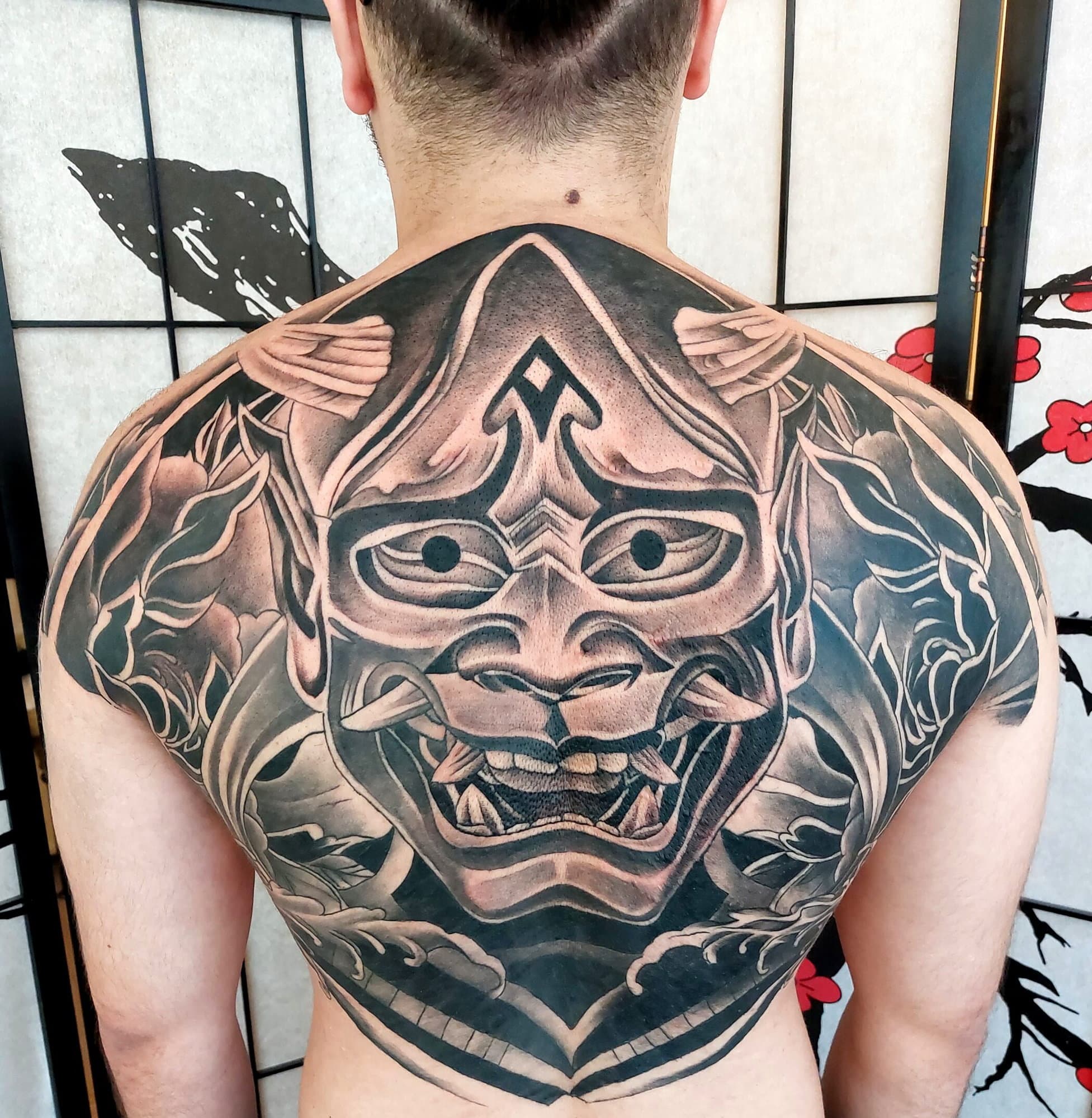 Maska hannya cez celý horný chrbát, po oboch lopatkách kvety, mäkké čiernobiele tieňovanie