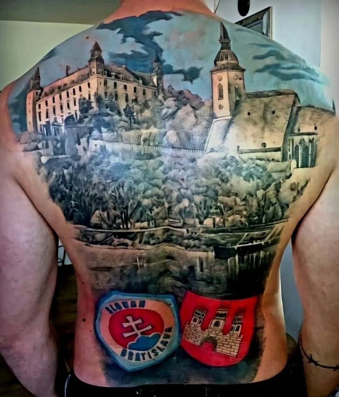 Farebná panoráma Bratislavy cez celý chrbát — Bratislavský hrad a veža Dómu svätého Martina nad mestom, dole Dunaj s nábrežím, v krížoch znak ŠK Slovan Bratislava a mestský erb